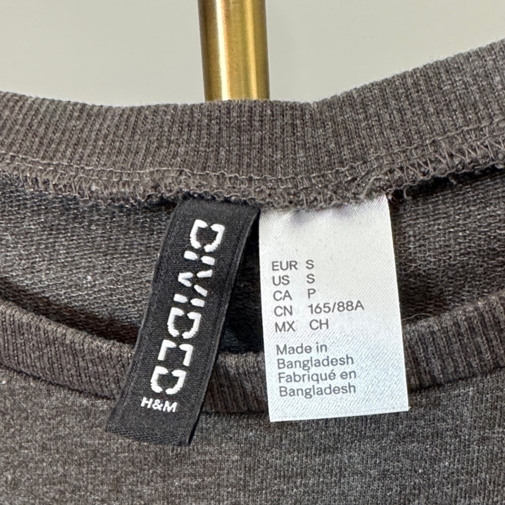 EUC H&M Divided Dark Gray Long Sleeve Horoscope Tee Size S - Picture 4 of 6